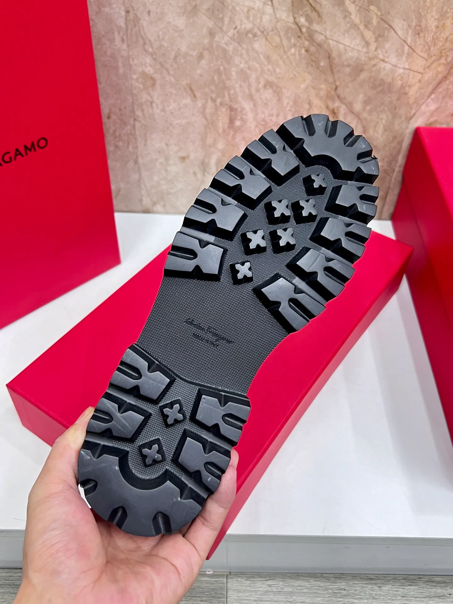 Original quality P580 Brand: Ferragamo Standard size: Men's size 38/44 (45.46 can be customized) Grade: Same style as the official website High-quality men's shoes Material: Customized first-layer calfskin with water-dyed cowhide lining Cowhide tiptoe Original non-slip and wear-resistant rubber outsole Style category: Men's formal business leather shoes are young and fashionable European and American trends British style Casual matching and comfortable feet Color: actual picture